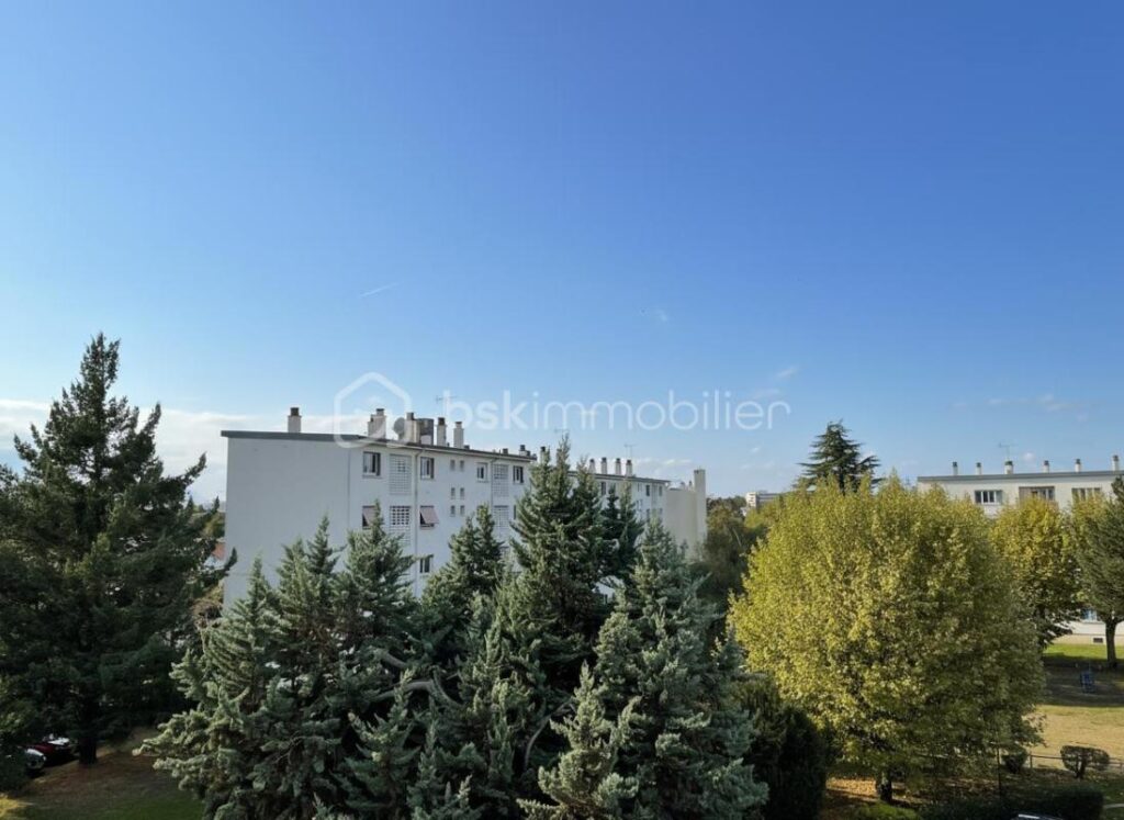 🏡 NID DOUILLET AU CŒUR D’UN ENVIRONNEMENT VERDOYANT – EMPLACEMENT IDÉAL 🌿 – 4 pièces – 2 chambres – 64 m²