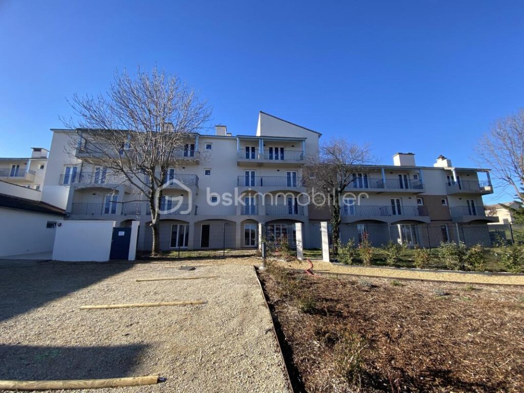 Appartement 2 pièces à restaurer entièrement de 62 m² avec balcons – Résidence avec ascenseur et parkings avec portail électrique sécurisé – Idéal résidence principale, résidence secondaire ou investisssement locatif – 2 pièces – NR chambres – 61 m²