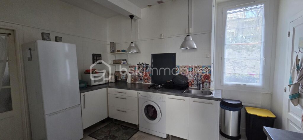 Charmante maison mitoyenne avec jardin à 2 minutes du centre-ville – 6 pièces – 4 chambres – 101 m²