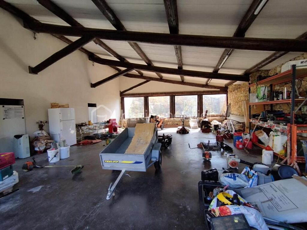 Propriété de 2 habitations et hangars – NR pièces – 8 chambres – 402 m²