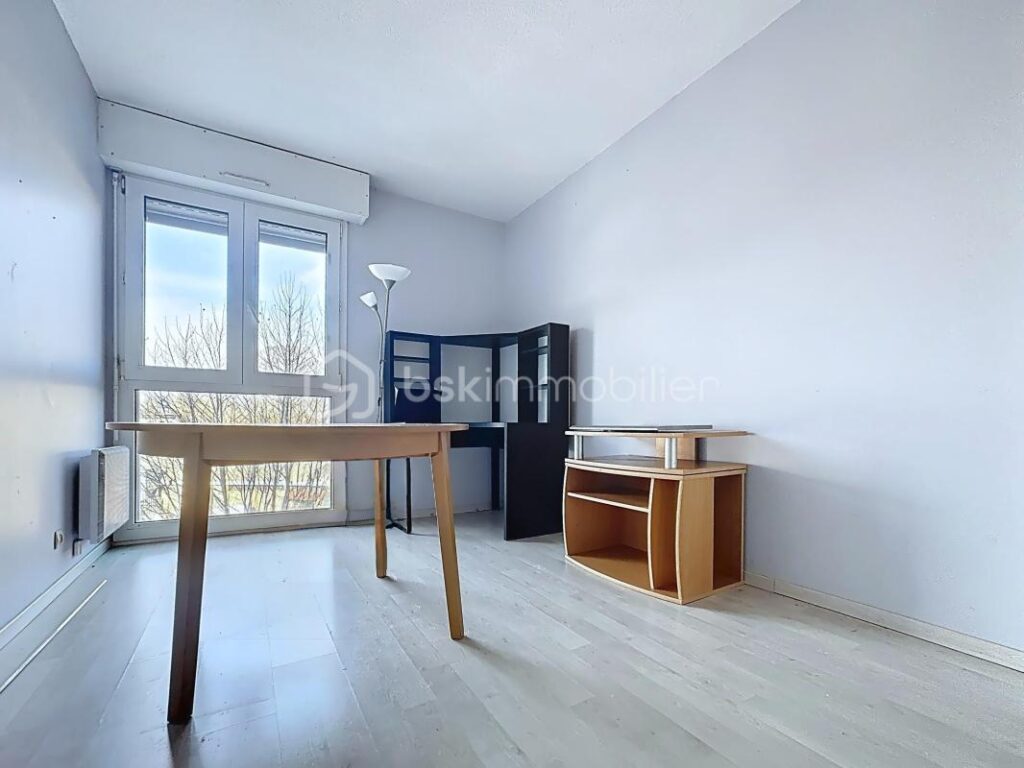 ✨ T4 traversant avec terrasse, vue dégagée et parc – Résidence fermée avec ascenseur ✨ – 4 pièces – 3 chambres – 84 m²