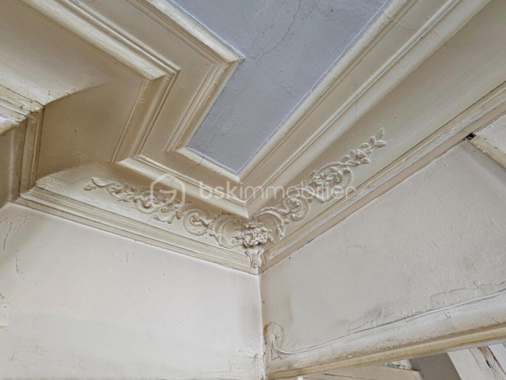 T2 à rénover entièrement avec balcon – Quartier vivant Stalingrad / Canal – Vue dégagée – 2 pièces – 1 chambre – 30 m²