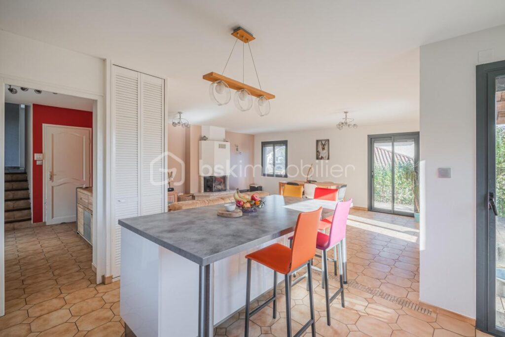 Maison individuelle de 130 m² habitables (174 m² au sol), terrain de 750 m2, vue sur les massifs, DPE C – 6 pièces – 4 chambres – 130 m²