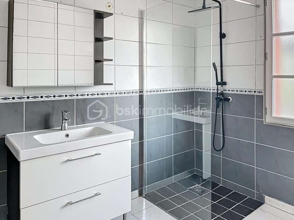 PAVILLON AVEC BEL EXTERIEUR ET GARAGE – 5 pièces – 3 chambres – 119 m²