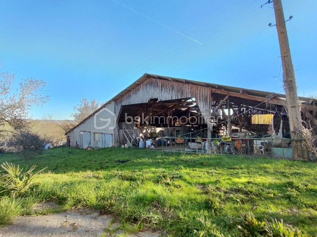 Corps de ferme avec grand terrain, et des dépendances – 6 pièces – 4 chambres – 155 m²