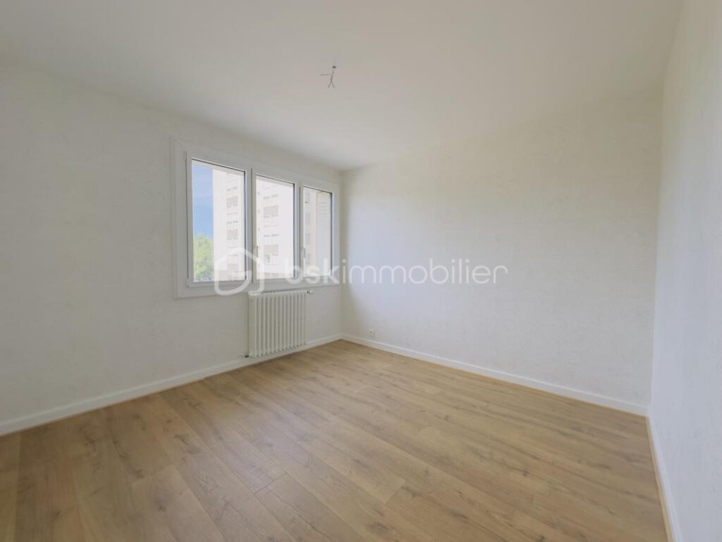 Annecy – T3 rénové de 81 m² avec balcon plein sud et cave – 3 pièces – 2 chambres – 80 m²