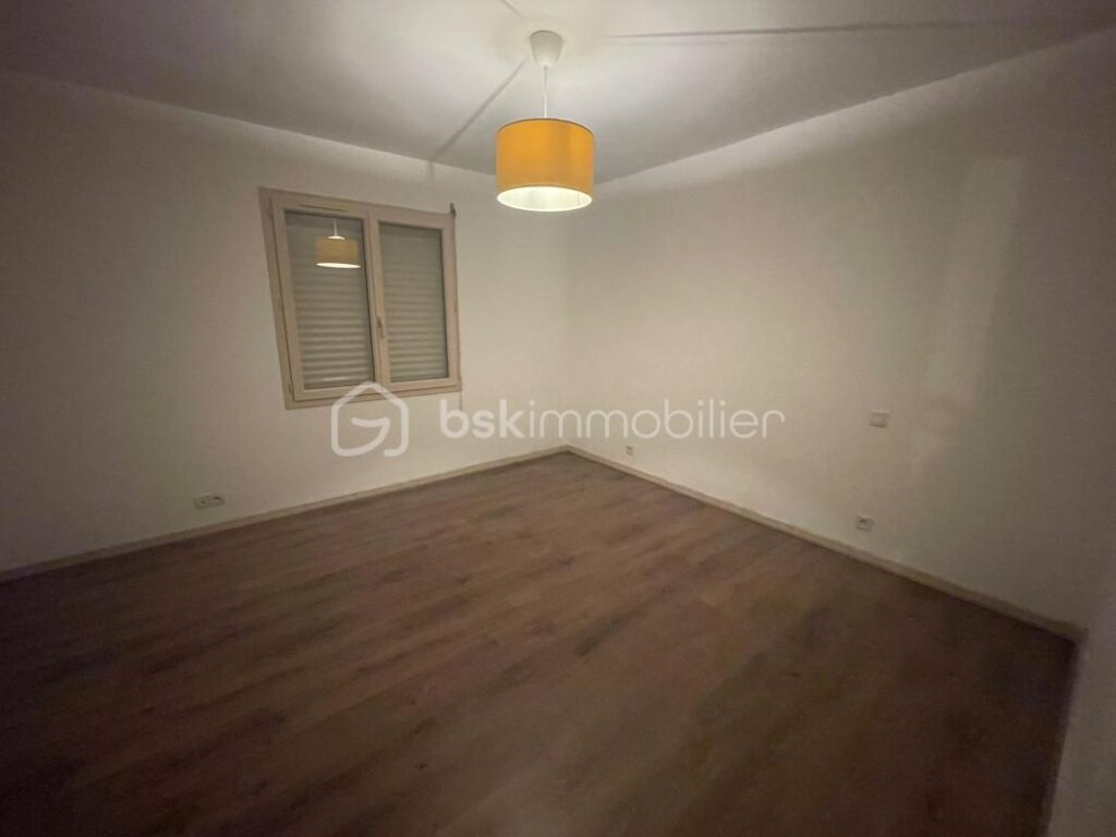 ***Maison familiale refaite à neuf avec deux espaces de vie distincts, piscine et grand terrain – 7 pièces – 5 chambres – 200 m²