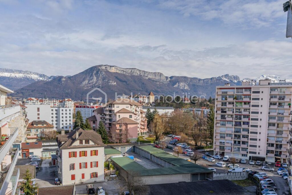 DERNIER ÉTAGE – VUE MONTAGNES & THIOU – TERRASSE SUD-OUEST – ANNECY CENTRE – 3 pièces – 2 chambres – 66 m²
