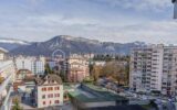 DERNIER ÉTAGE – VUE MONTAGNES & THIOU – TERRASSE SUD-OUEST – ANNECY CENTRE – 3 pièces – 2 chambres – 66 m²