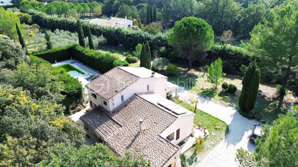 A vendre magnifique villa , avec un grand jardin et une piscine au pied du Luberon , sur Mérindol – 6 pièces – 5 chambres – 155 m²