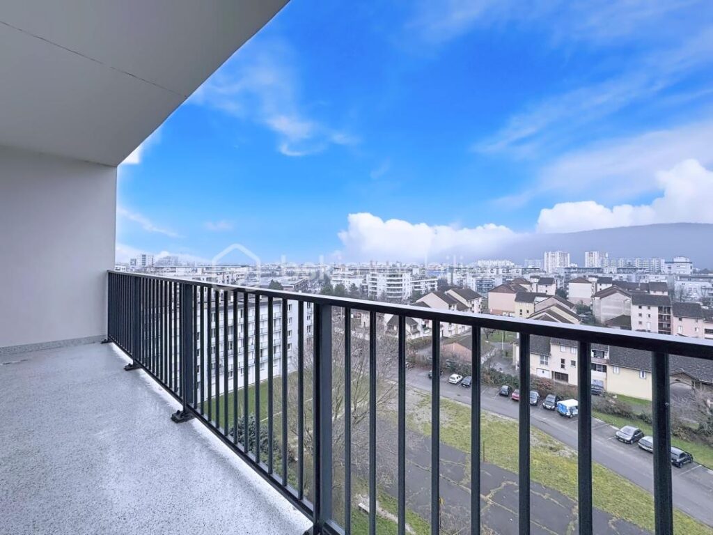 Coup de cœur – T4 transformé en T3 – 77 m² – 8ᵉ étage, vue imprenable, balcon – 4 pièces – 3 chambres – 77 m²