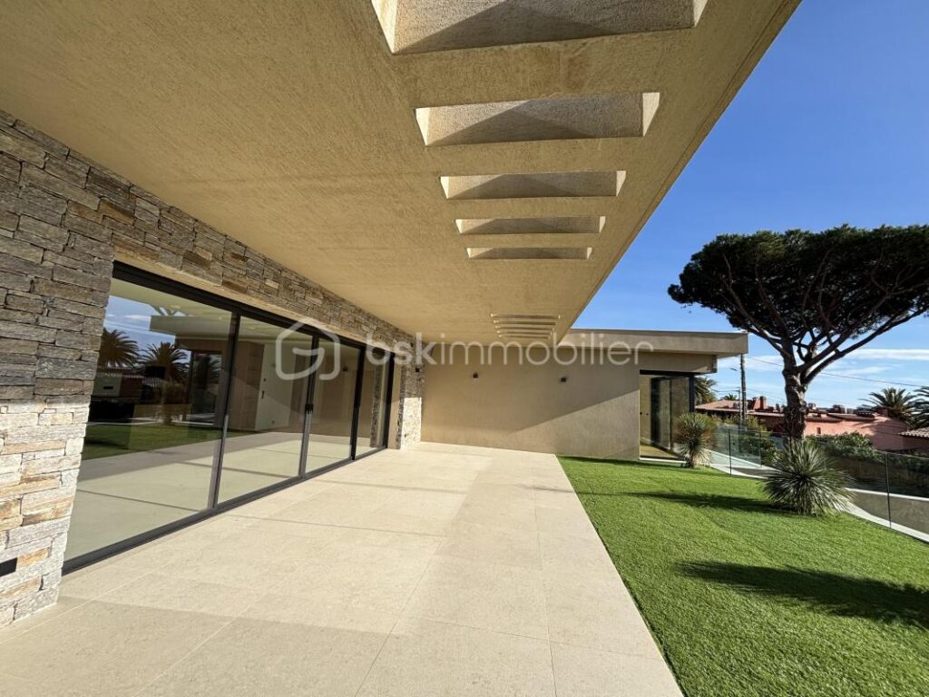 SAINTE MAXIME Villa contemporaine de prestige avec vue mer – 5 pièces – 4 chambres – 262 m²