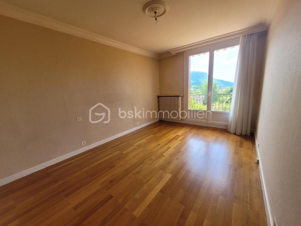 Coublevie Maison Individuelle avec 2300 m² de terrain 420 000 € – 6 pièces – 4 chambres – 230 m²