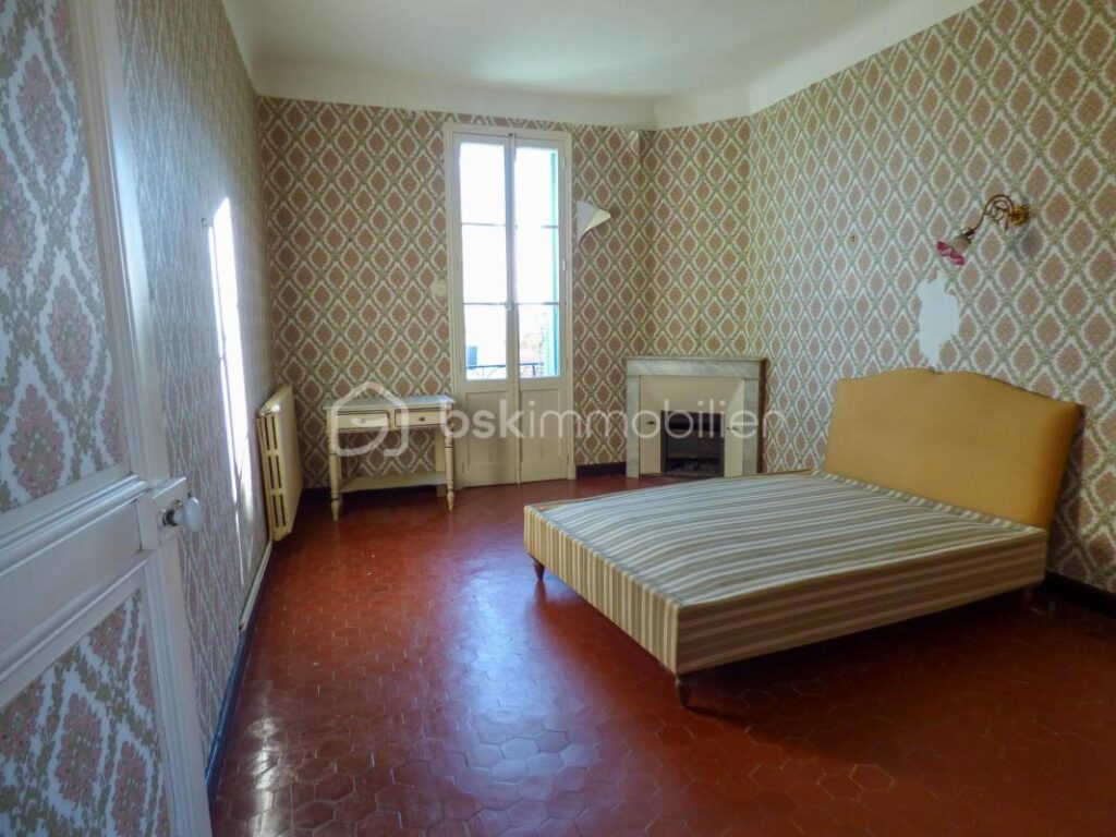 Un havre de paix en plein centre de Sainte-Maxime : maison de caractère et grand jardin arboré – 5 pièces – 3 chambres – 152 m²