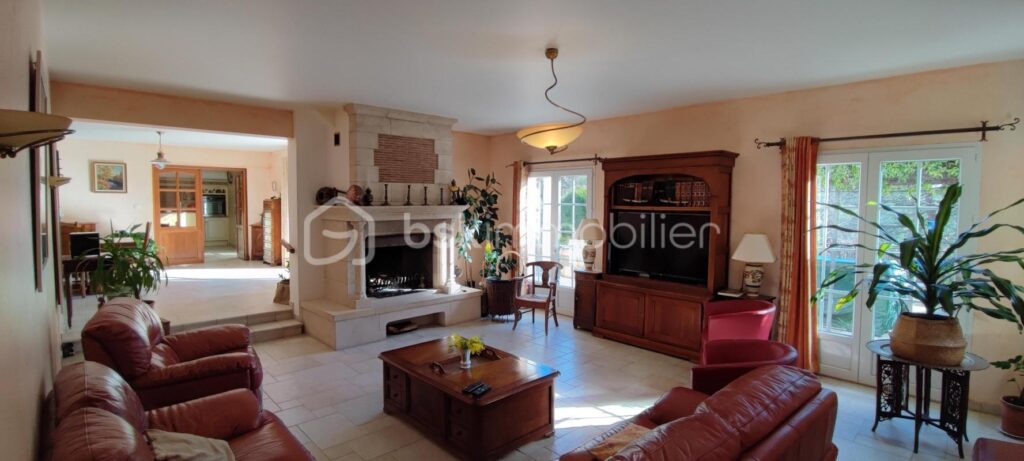 Villa traditionnelle 250 m² T2 terrain 7300 m² Piscine – 8 pièces – 5 chambres – 250 m²