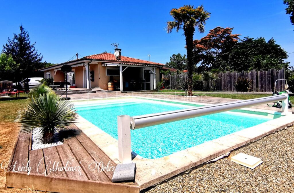 Belle maison, rénovée, 114m², 4 chambres, terrasse couverte, piscine et garage, terrain de 1000m² environ – 6 pièces – 4 chambres – 114 m²