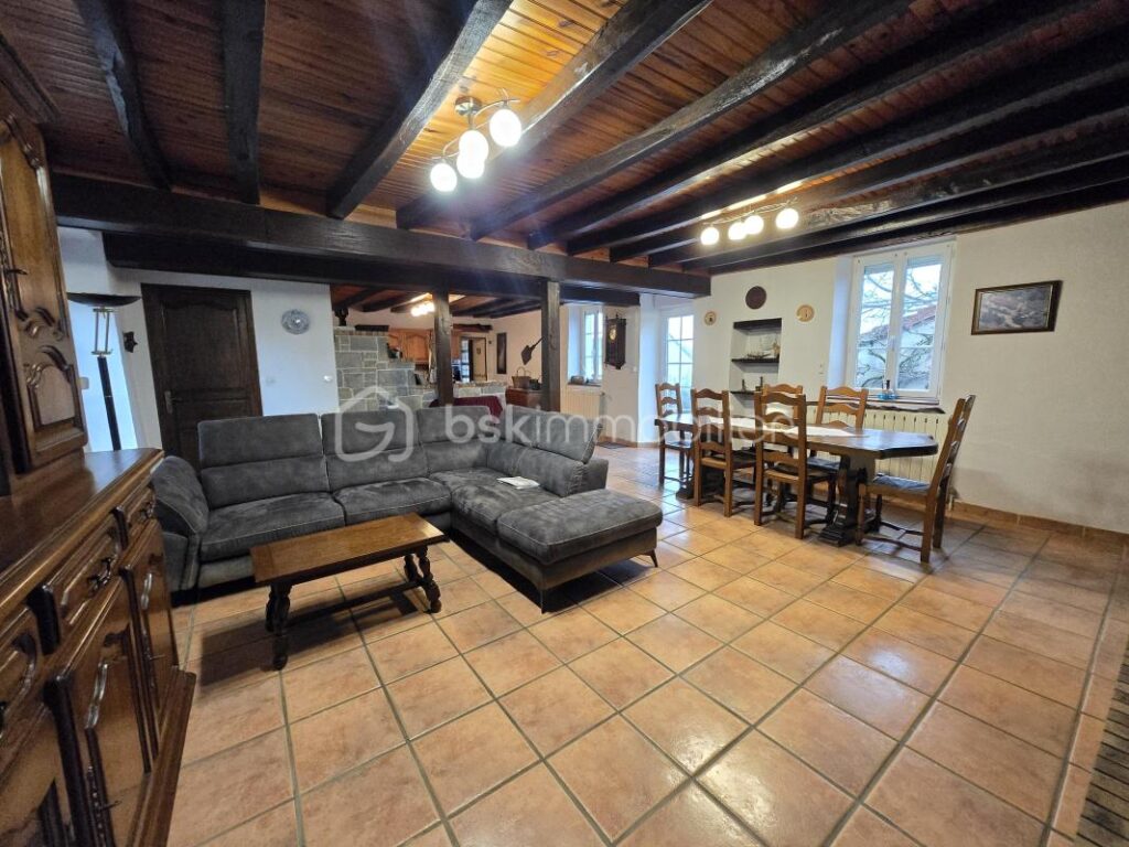 Magnifique longère de 131m² et ses dépendances à Saint Benin d’Azy – 4 pièces – 3 chambres – 138 m²