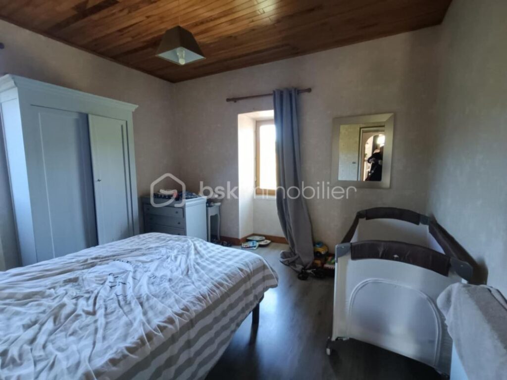 Ancienne et Magnifique Bâtisse en Pierres de 132 m2, située à Doissat 24170 – 6 pièces – 4 chambres – 132 m²