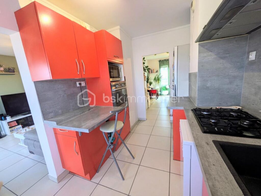 ✨ Bien rare à Valence ! Appartement T4 au 6ᵉ étage avec ascenseur, vue exceptionnelle sur le château de Crussol, quartier très prisé – 4 pièces – 2 chambres – 68 m²