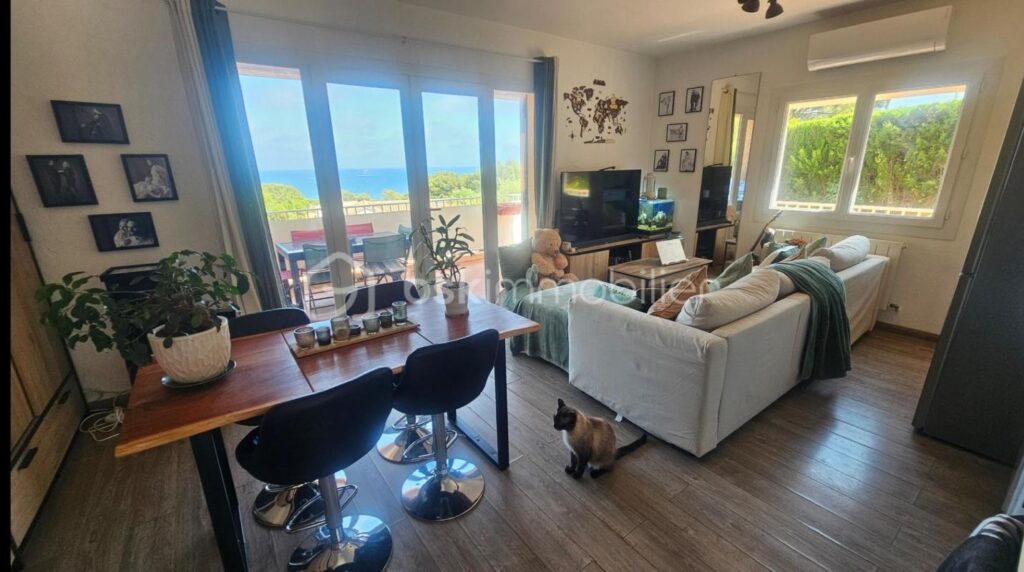 A LES ISSAMBRES (VAR) – PROPRIETE 7 PIECES 173 M² AVEC GRAND GARAGE ET PISCINE – VUE MER – 7 pièces – 4 chambres – 173 m²