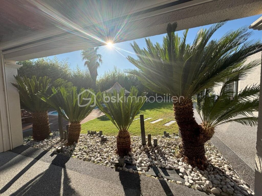 A vendre – Belle maison familiale de plain-pied de 153 m² sur un terrain de 1000m² avec jardin arboré et piscine – 5 pièces – 4 chambres – 153 m²