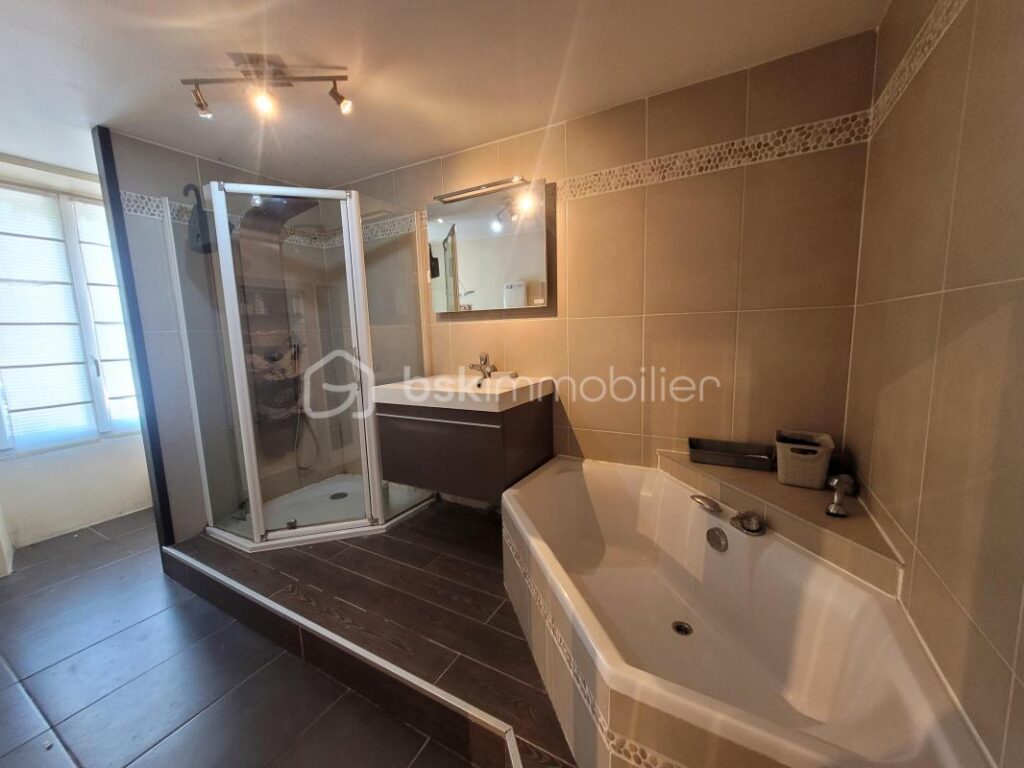 Rives Maison familiale Individuelle 250 000 € – 8 pièces – 7 chambres – 194 m²