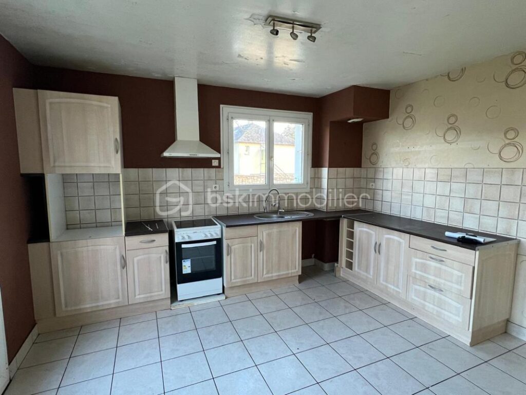 Charmante Maison Familiale de 111 m² – Grand Terrain et Sous-sol Complet – 5 pièces – 3 chambres – 111 m²