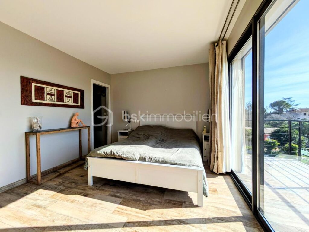 Maison de plain pied de 110m2, une vue dégagée, piscine – 4 pièces – 2 chambres – 110 m²