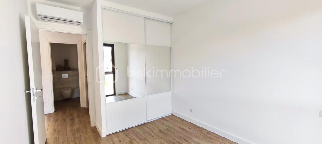 A saisir… ! Corse – Rive sud d’Ajaccio à Pietrosella- Résidence ORZIOLO 2. Appartement T3 de 71 m2 + loggia de 12 m2, situé à 3 km de la mer, proche des commerces… ! – 3 pièces – 2 chambres – 71 m²