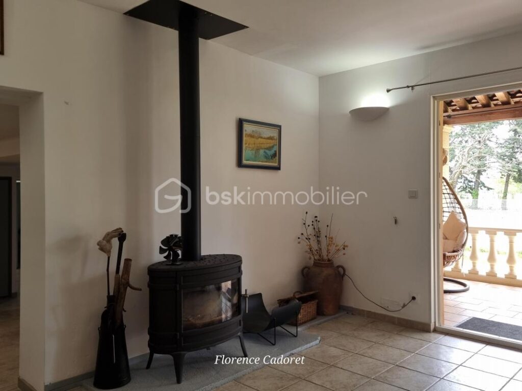 GRANDE VILLA AU CALME AUX PORTES D UZES – 8 pièces – 6 chambres – 239 m²
