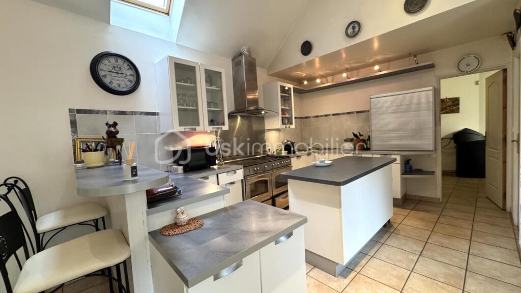 À vendre : Grande maison de ville à Germigny-l’Évêque 210m2 – 7 pièces – 5 chambres – 210 m²