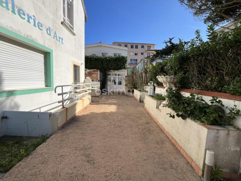 IMMEUBLE MIXTE DE 348m2 AVEC HÔTEL, LOFT, BOUTIQUE ET CAFÉ ! – 11 pièces – NR chambres – 348 m²