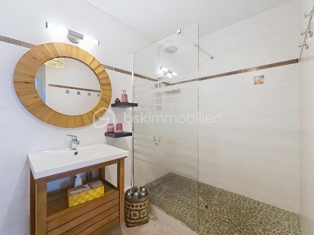 Quart de villa et sa cave Anse des Rochers piscine et plage – 1 pièce – 1 chambre – 21 m²