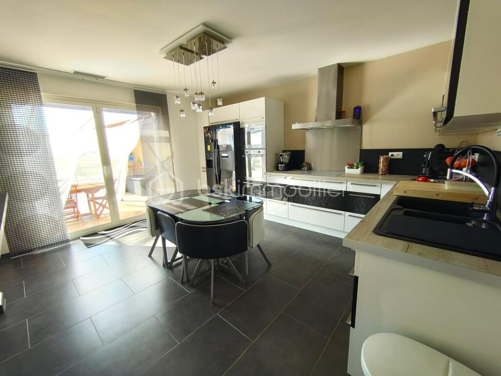 MONTREDON DES CORBIÈRES – VILLA moderne 5 pièces 165m² habitable avec VUE EXCEPTIONNELLE – GRANDE CUISINE EQUIPEE – ARRIÈRE CUISINE – GARAGE 18m² avec mezzanine – 4 CHAMBRES dont GRANDE SUITE PARENTALE – CLIM GAINABLE sur PARCELLE 585m² – 5 pièces – 4 chambres – 165 m²