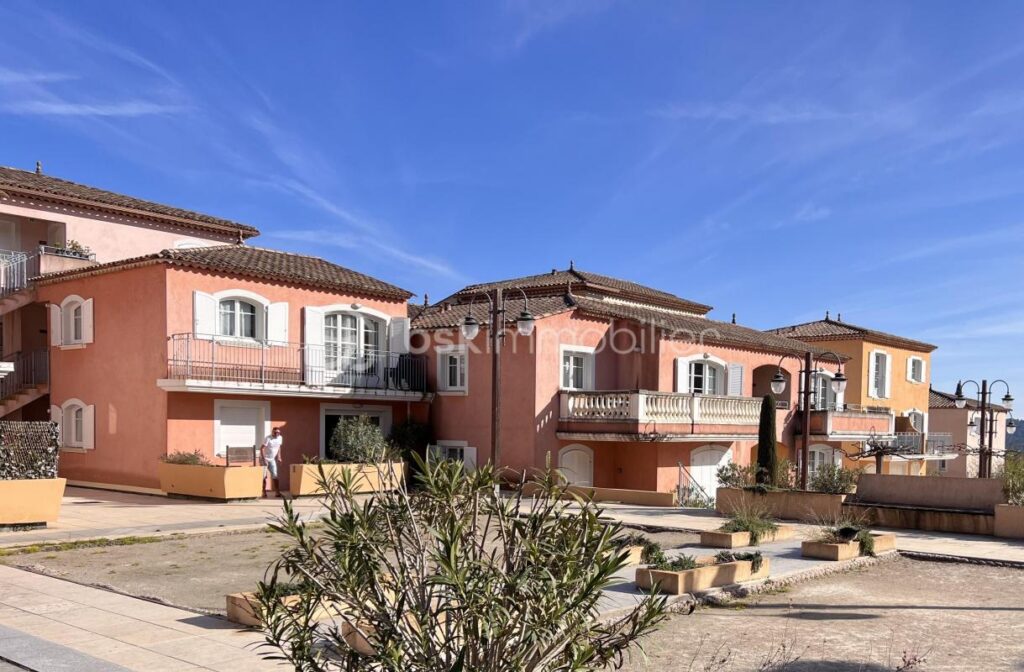 Appartement T3 de 52 m² au dernier étage dans un beau domaine de l’arrière pays varois – 3 pièces – 2 chambres – 52 m²