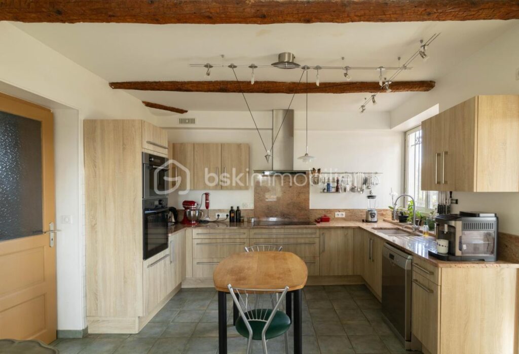 Demeure de caractère avec ascenseur, dépendances et terrain piscinable – 8 pièces – 6 chambres – 255 m²