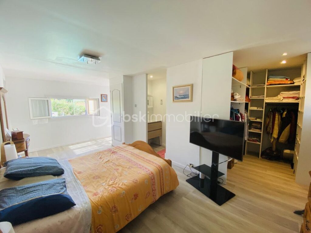 Maison de plain-pied avec piscine, jardin entièrement clôturé avec vue dégagée sur les monts du Luberon – 7 pièces – 4 chambres – 150 m²