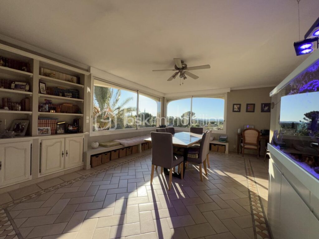 Vue Spectaculaire sur le Rocher : L’Art de Vivre Provençal à La Bouverie – 6 pièces – 4 chambres – 186 m²