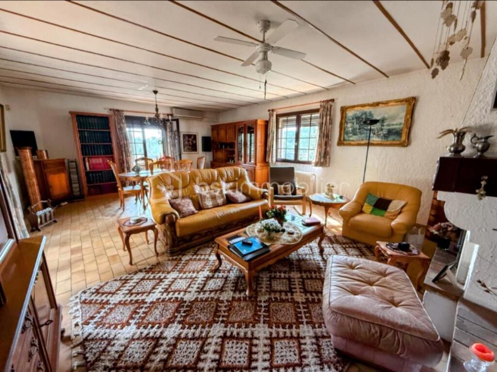 Villa avec piscine – Vue sur la nature – 6 chambres – parcelle de 1400m2 – 7 pièces – 6 chambres – 193 m²