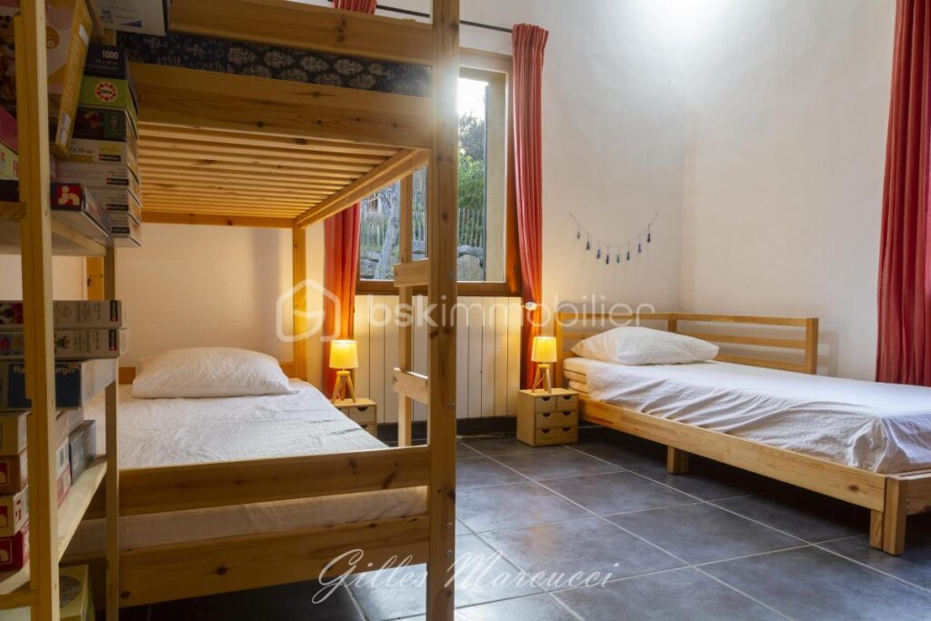 A la recherche d’une maison au calme et confortable ? – 5 pièces – 3 chambres – 174 m²