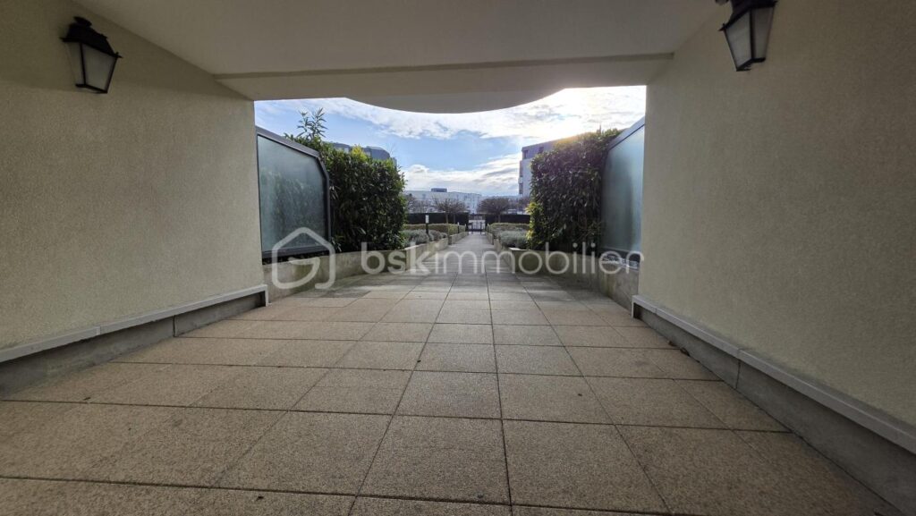 Appartement F3 – 2 chambres – grand balcon vue Seine – Parking privatif en sous-sol – 3 pièces – 2 chambres – 61 m²