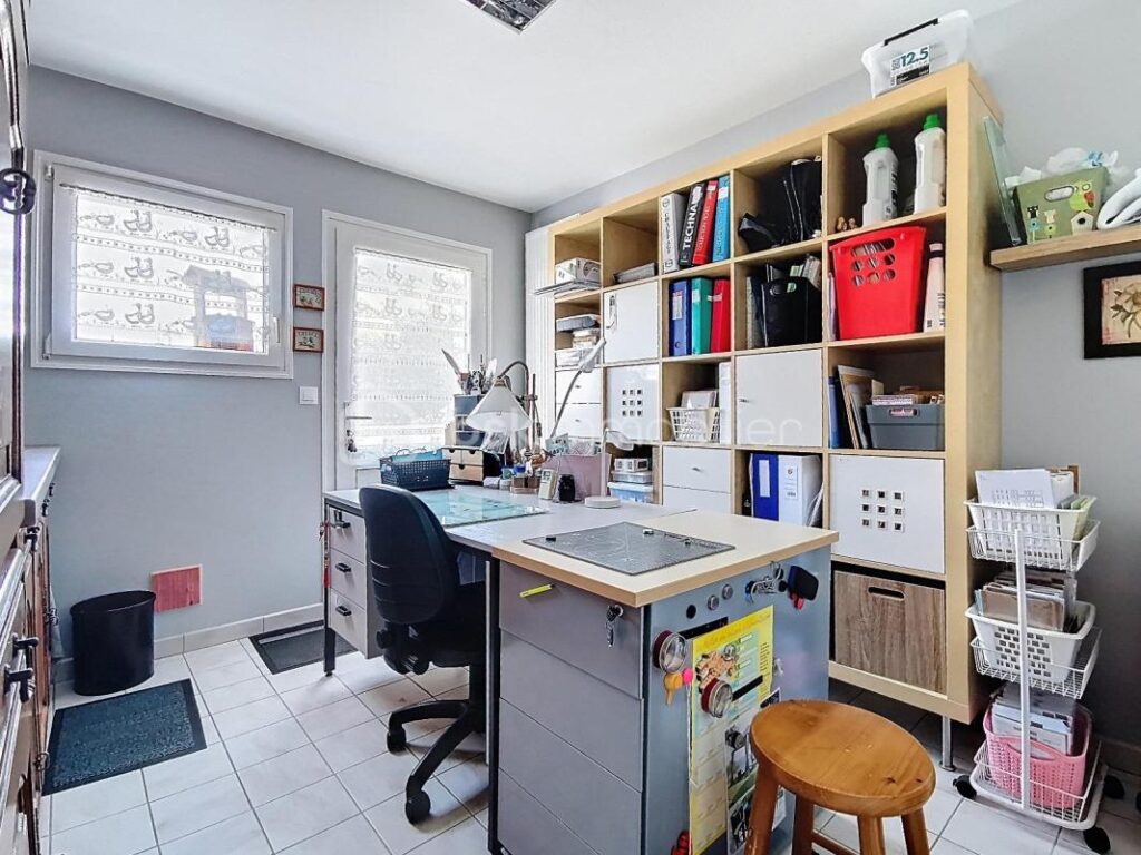 À VENDRE – Maison de caractère de 201 m² avec jardin paysager 🌿, piscine 🏊‍♂️ et vue dégagée 🌄 – 6 pièces – 4 chambres – 201 m²