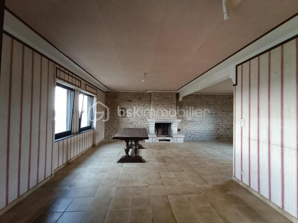 Maison individuelle située à Saint-Pol-de-Léon. Construite en 1985, cette maison de 6 pièces de 137 m2 sur un terrain de 1425m² – 6 pièces – 5 chambres – 137 m²