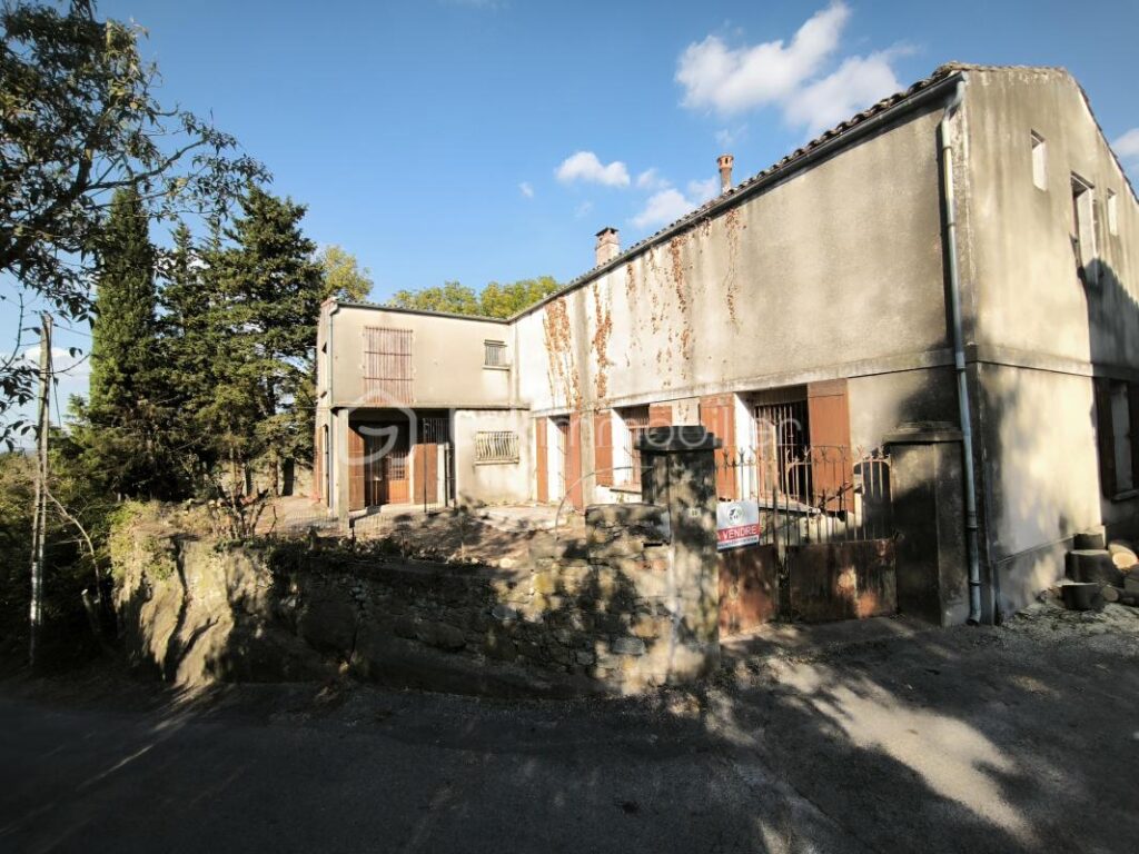 Une maison de 212m² avec un parc arboré de 925m² – 8 pièces – 6 chambres – 213 m²