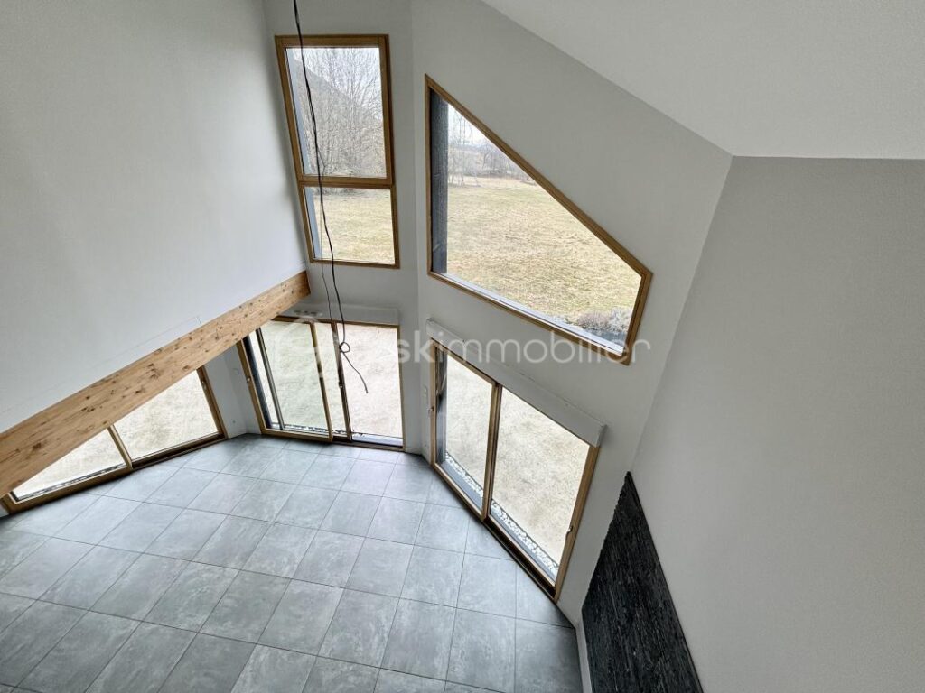 Maison d’architecte de 173m2 avec terrain de 993m2 – 6 pièces – 5 chambres – 173 m²