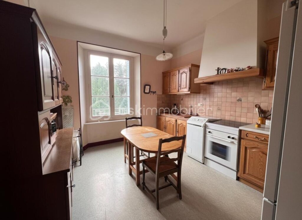 Maison de caractère avec annexe sur les hauteurs – 7 pièces – 5 chambres – 136 m²