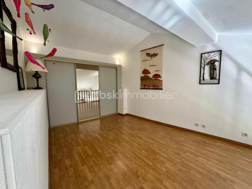 Rare à Menton – Grand duplex lumineux au dernier étage, avec terrasse et vue dégagée – 4 pièces – 3 chambres – 95 m²