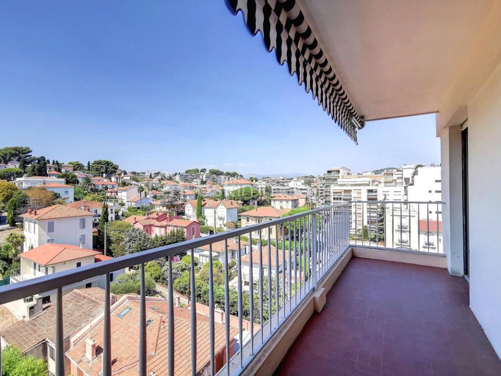 CANNES CARNOT 3P RÉNOVÉ ÉTAGE ÉLEVÉ – 3 pièces – 2 chambres – 67 m²