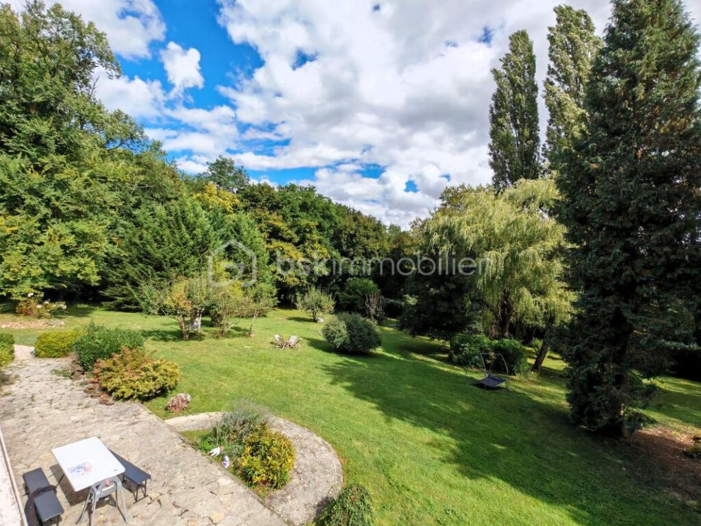 Spacieux pavillon au calme avec garage, sous-sol, jardin et bois – 11 pièces – 5 chambres – 416 m²