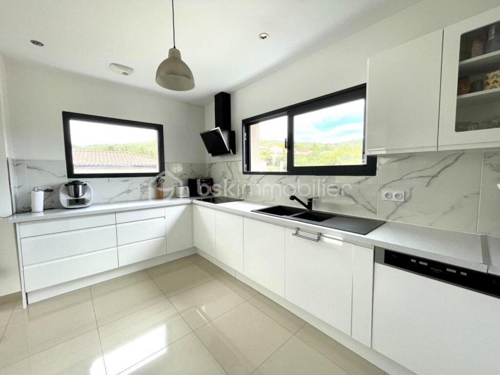 VILLA PLAIN PIED 186M²- VUE DEGAGEE -4 CHAMBRES-PISCINE- GARAGE- 34800 – 6 pièces – 5 chambres – 186 m²